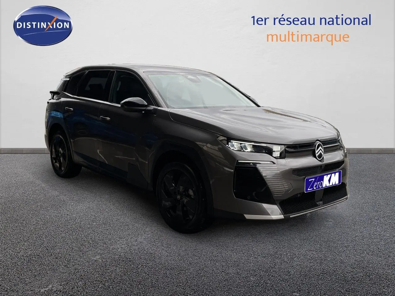 Citroën C5 Aircross Hybrid gris platinium métal en 3/4 avant droit avec jantes noires et calandre distinctive.