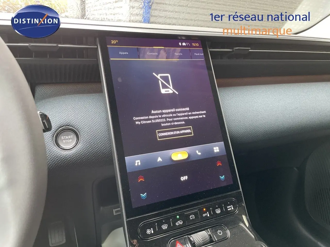 Vue intérieure centrée sur l'écran tactile vertical du tableau de bord du Citroën C5 Aircross gris platinium 2026.