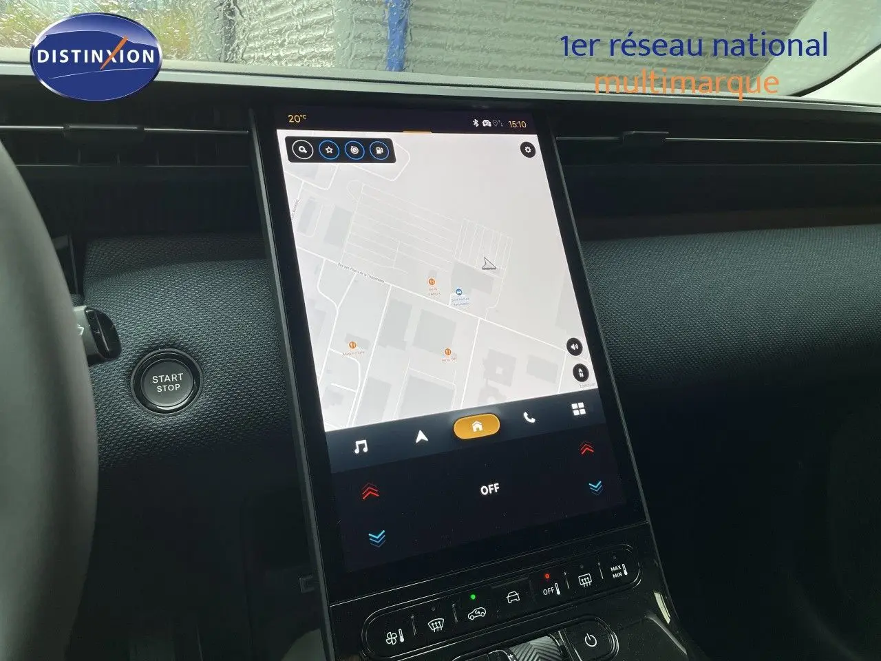 Vue rapprochée de la console centrale avec écran tactile du Citroën C5 Aircross Hybrid gris platinium, affichant la navigation.