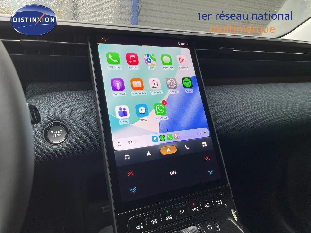 Vue rapprochée de l’écran tactile central du Citroën C5 Aircross Hybrid 2026, avec interface connectée colorée.