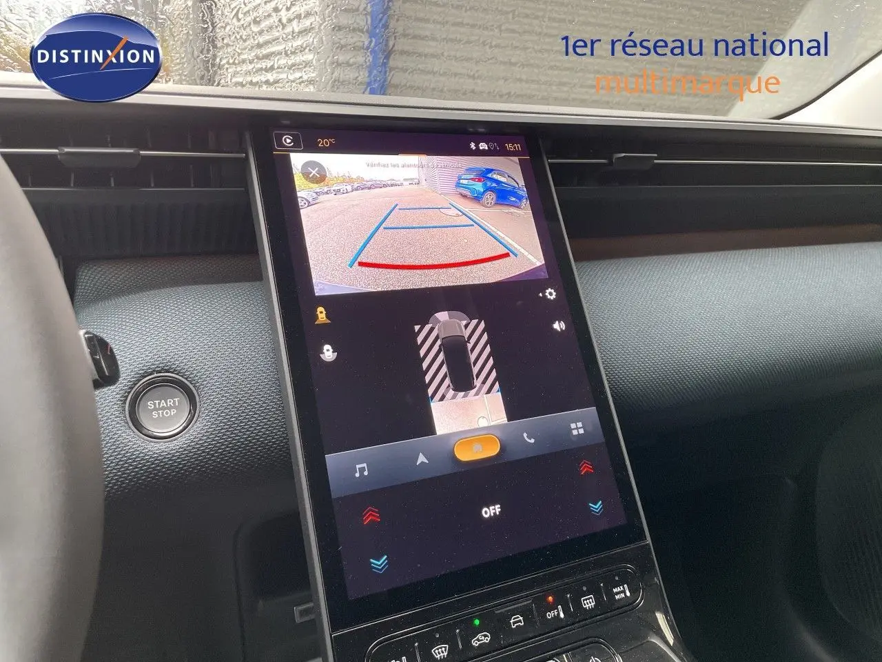 Vue rapprochée de l’écran central tactile du Citroën C5 Aircross Hybrid gris platinium, affichant la caméra de recul.