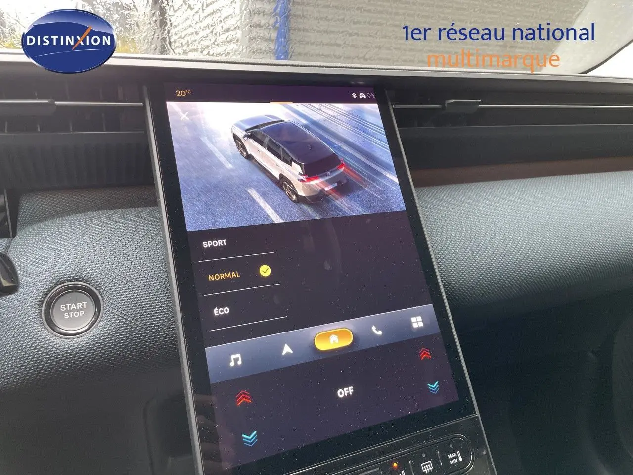 Écran tactile intérieur montrant le Citroën C5 Aircross Hybrid gris platinium en vue 3/4 arrière sur route.