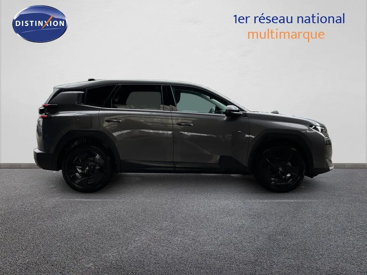 Profil côté gauche d'un Citroën C5 Aircross Hybrid gris platinium métallisé avec jantes noires, sur fond neutre.