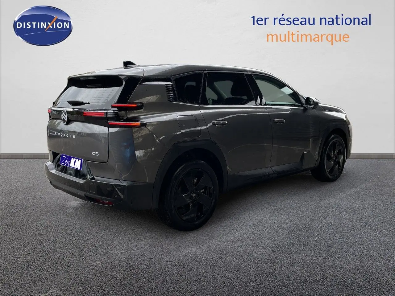 Vue 3/4 arrière droite du Citroën C5 Aircross Hybrid gris platinium métal avec jantes noires et feux arrière LED fins.