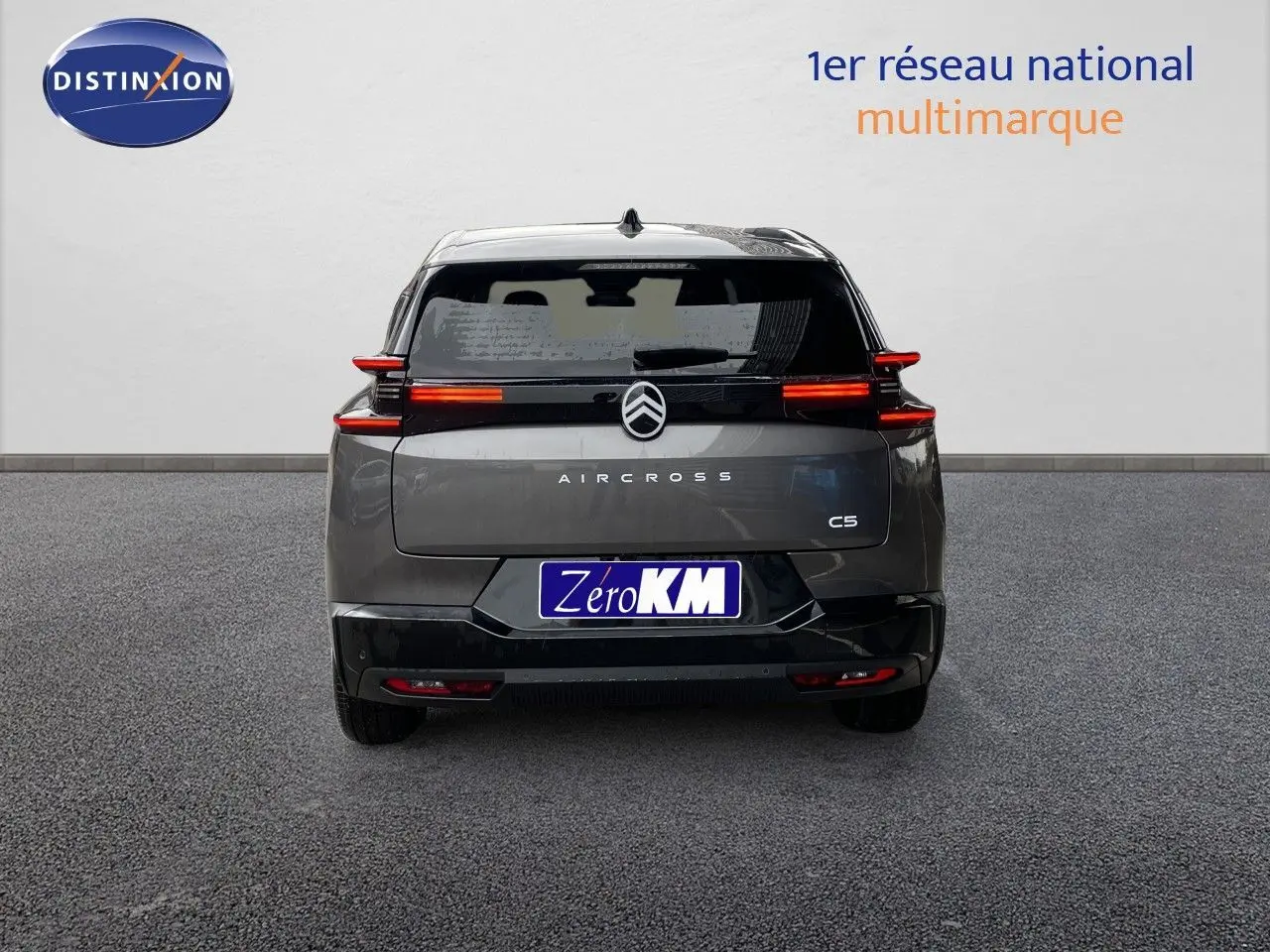 Vue arrière d’un Citroën C5 Aircross gris platinium métal 2026 avec feux LED horizontaux allumés.