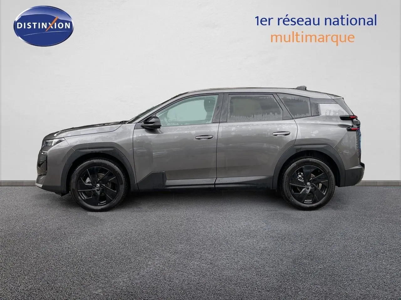 Profil latéral droit du Citroën C5 Aircross Hybrid gris platinium avec jantes noires et détails noirs contrastants.