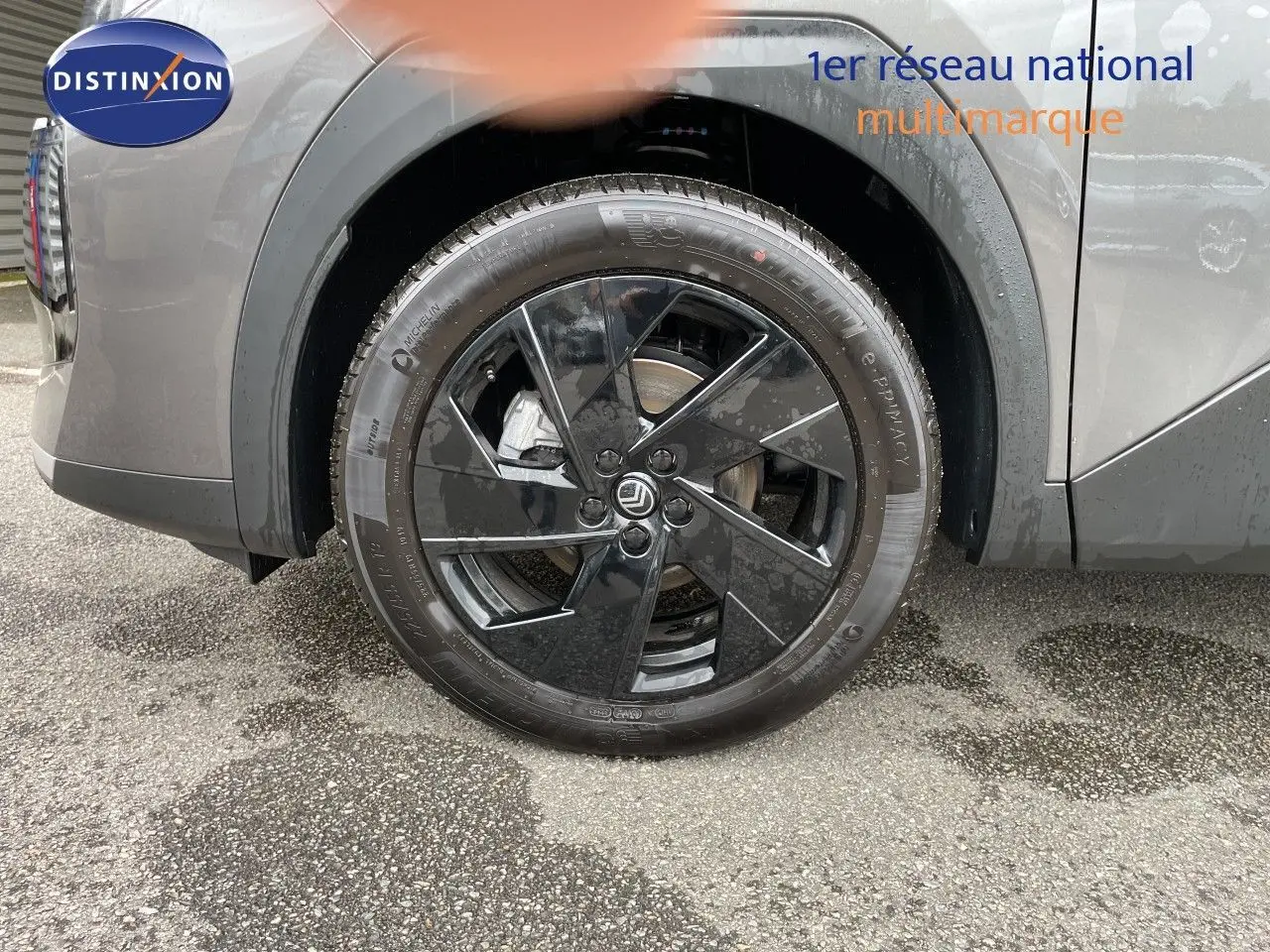 Gros plan sur la roue avant droite noire brillante du Citroën C5 Aircross Hybrid gris platinium 2026.