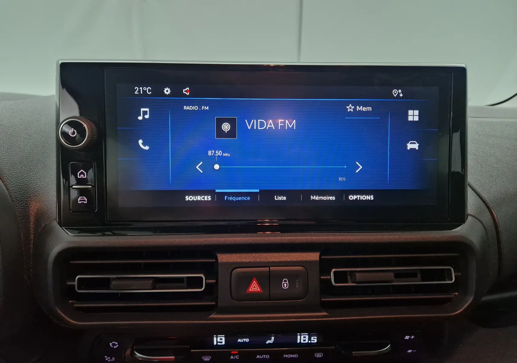 Écran tactile central allumé affichant la radio VIDA FM dans l'habitacle de l'Opel Combo Life.