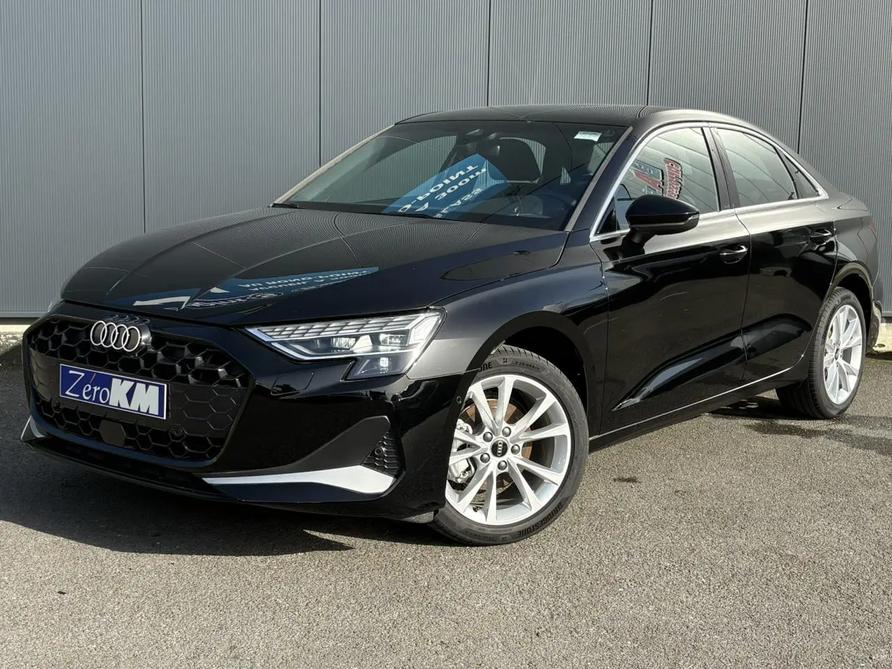 Audi A3 Berline noir Mythe vue 3/4 avant droit, avec jantes alliage 17 pouces et phares LED distinctifs.