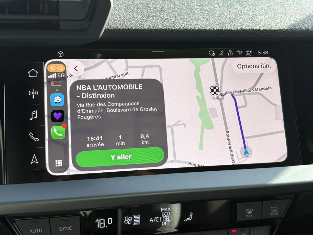 Écran tactile central de navigation affichant un itinéraire dans l’Audi A3 Berline 30 TFSI noir, vue intérieure frontale.
