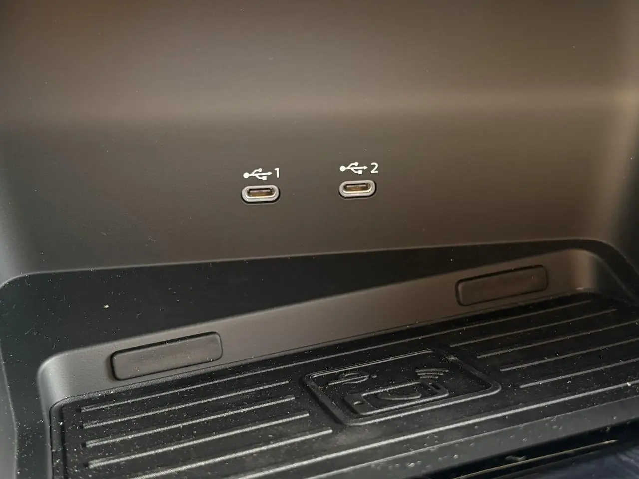 Gros plan sur la zone de charge à induction noire avec deux ports USB-C dans l’Audi A3 Berline 2024.