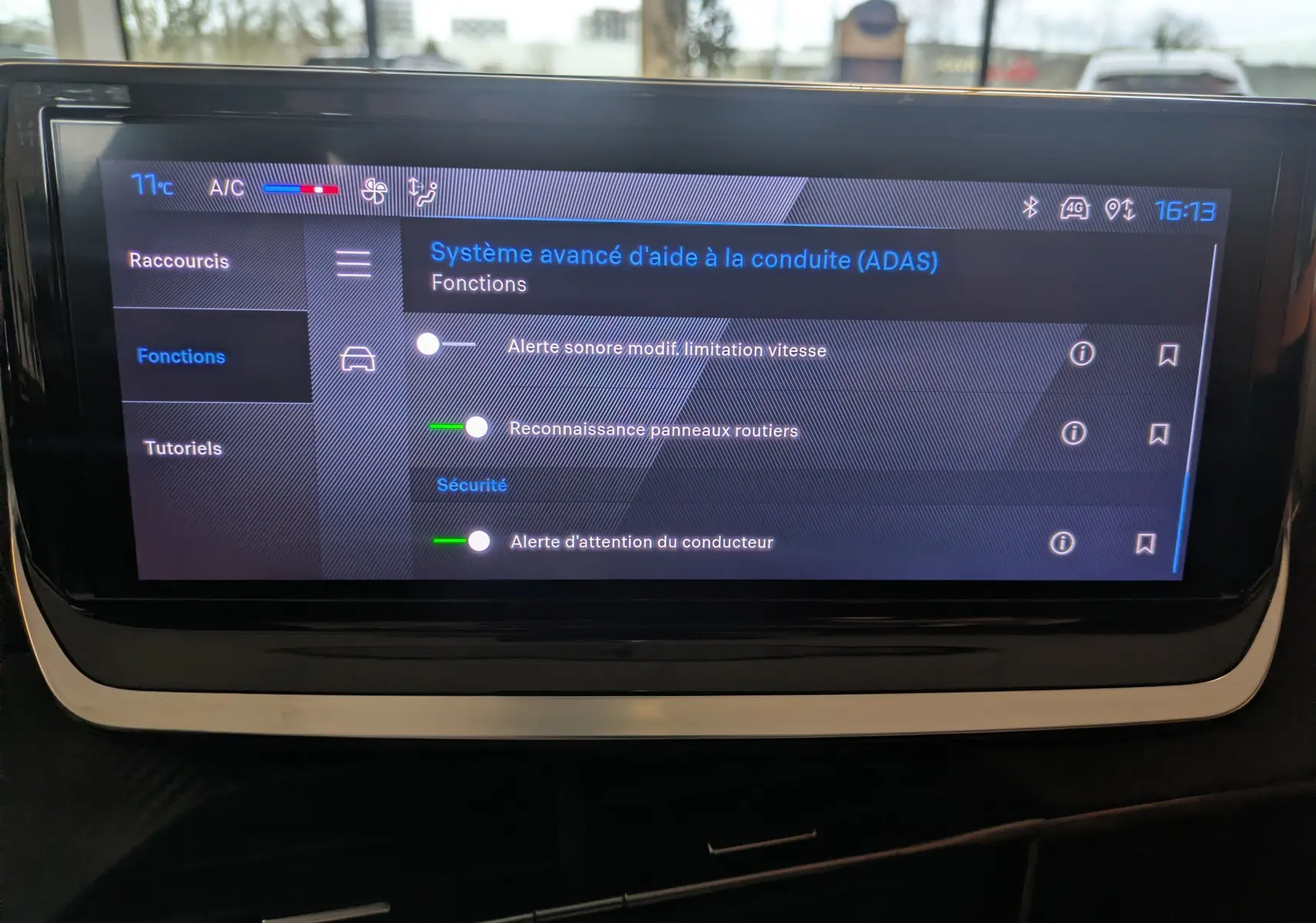 Écran tactile central du Peugeot 208 2024 affichant les options du système avancé d'aide à la conduite (ADAS).