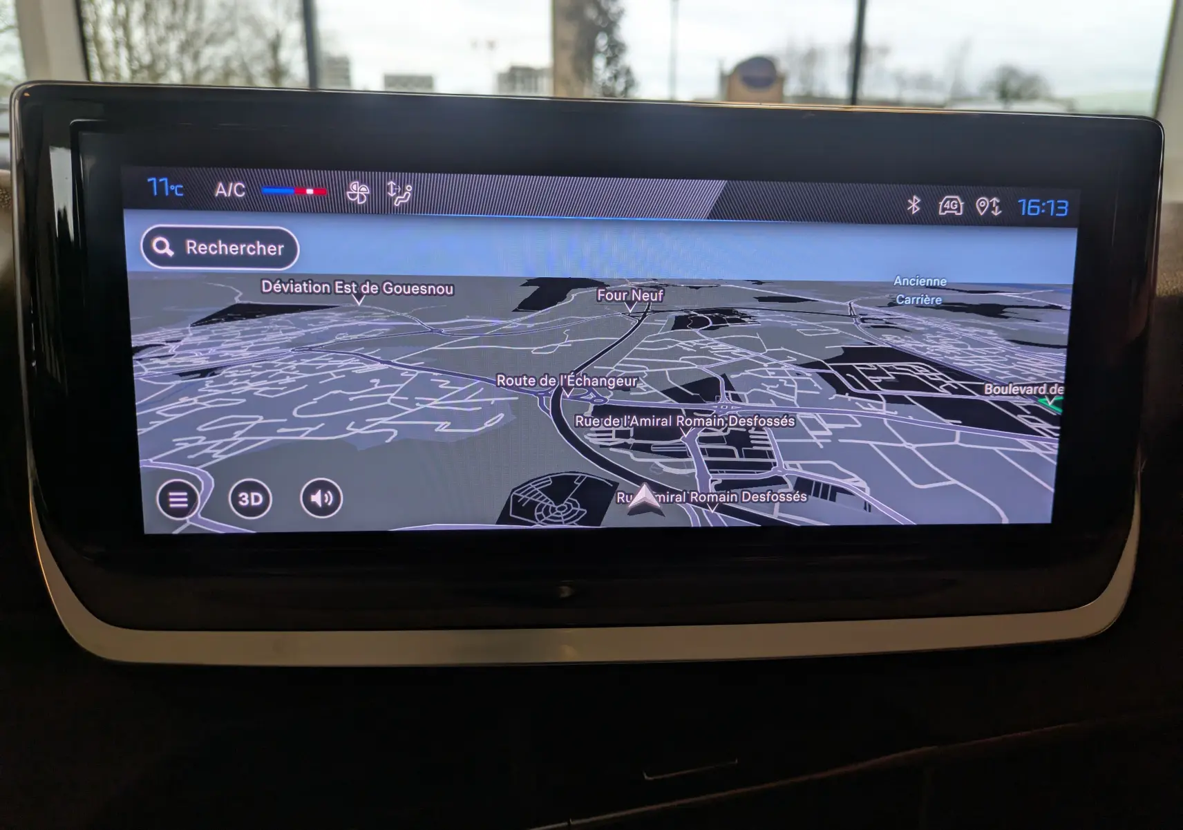 Écran GPS tactile de la Peugeot 208 PureTech 100 Active 2024 affichant une carte en 3D, vue intérieure.