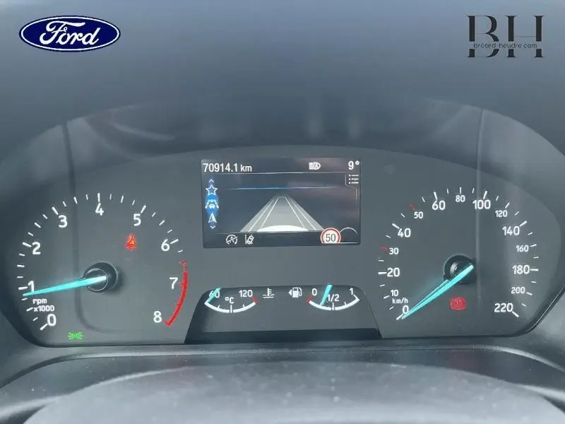 Tableau de bord de Ford Puma 2023 avec affichage numérique central, compte-tours et vitesse en km/h, ambiance sombre.