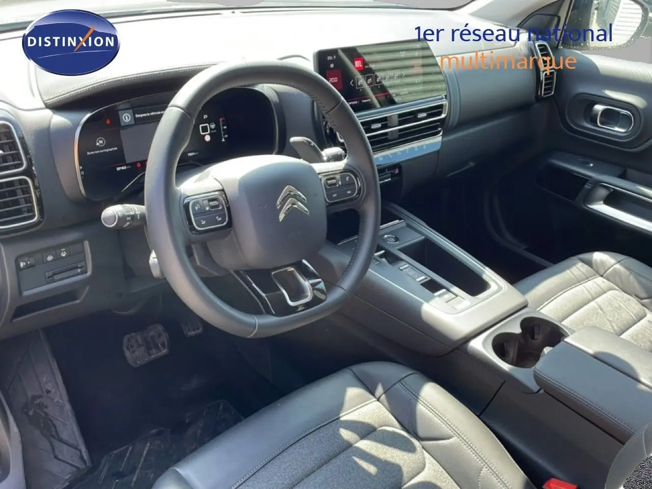 Intérieur avant droit du Citroën C5 Aircross gris platinium, volant multifonction et console centrale moderne.