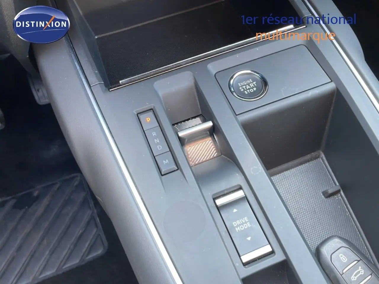 Gros plan sur la console centrale grise du Citroën C5 Aircross 2025, avec boutons de boîte auto et démarrage moteur.