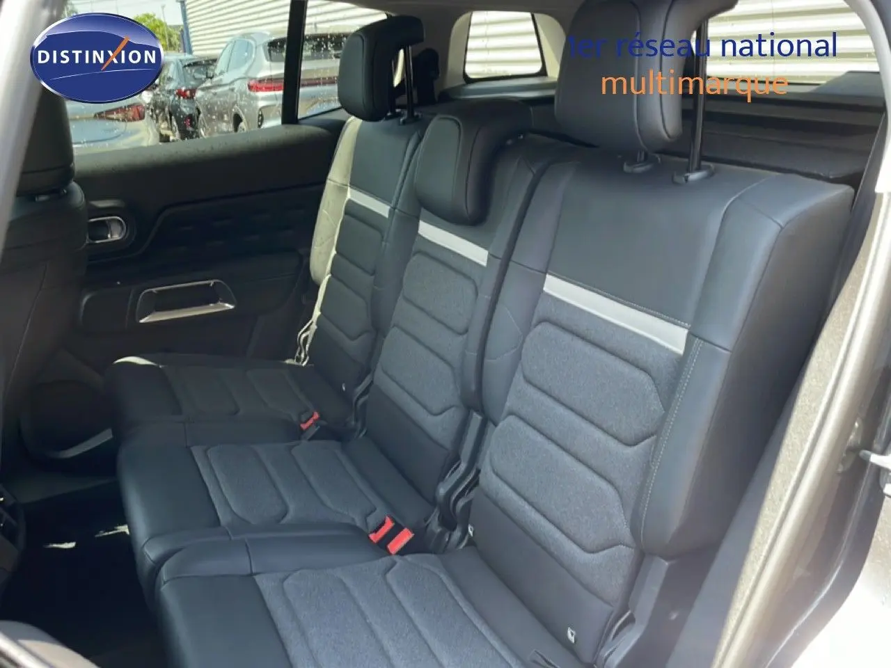 Vue intérieure côté droit des sièges arrière en tissu et cuir noir du Citroën C5 Aircross gris platinium 2025.
