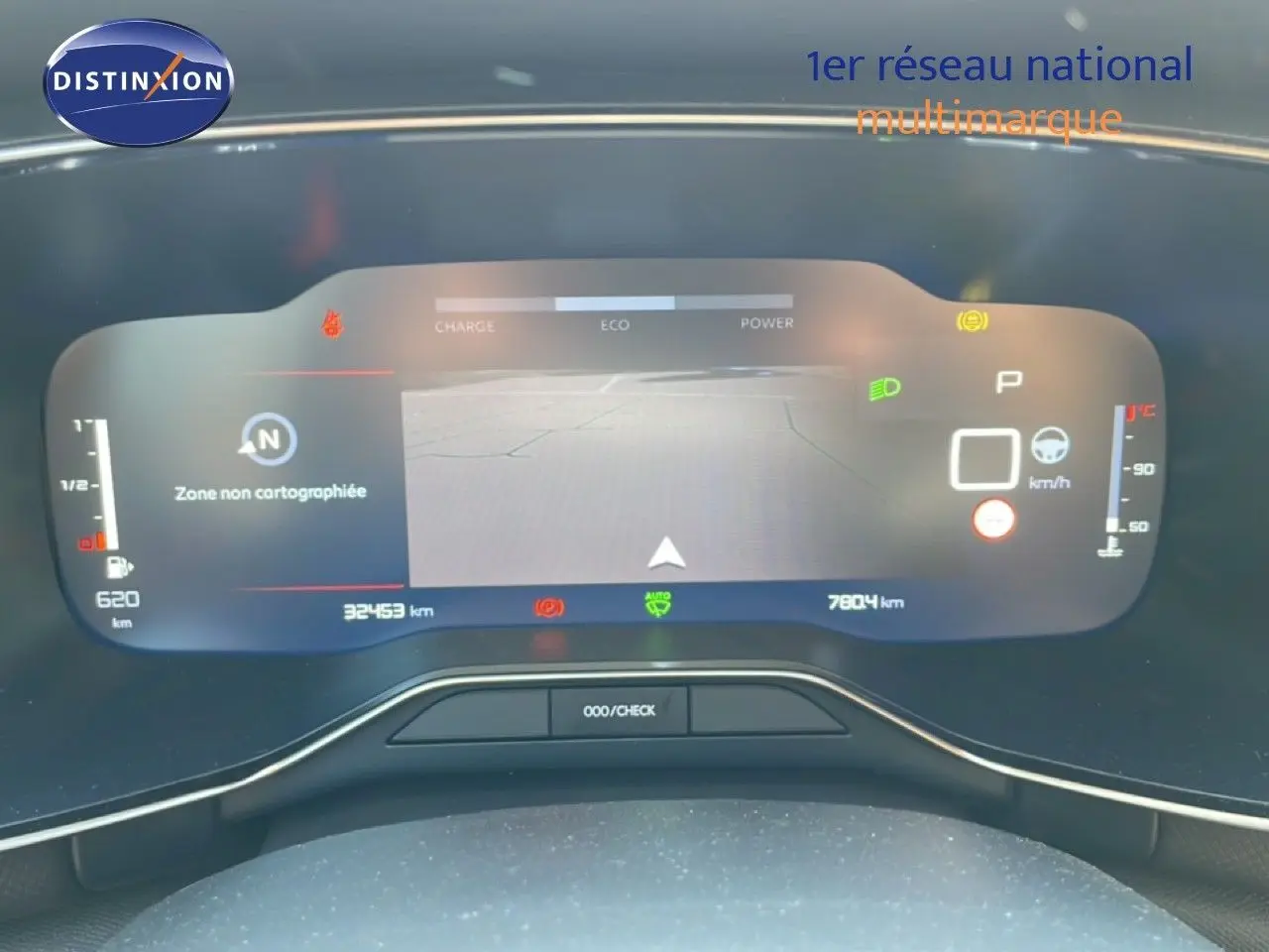 Tableau de bord numérique du Citroën C5 Aircross 2025, affichage de la navigation et indicateurs de conduite.