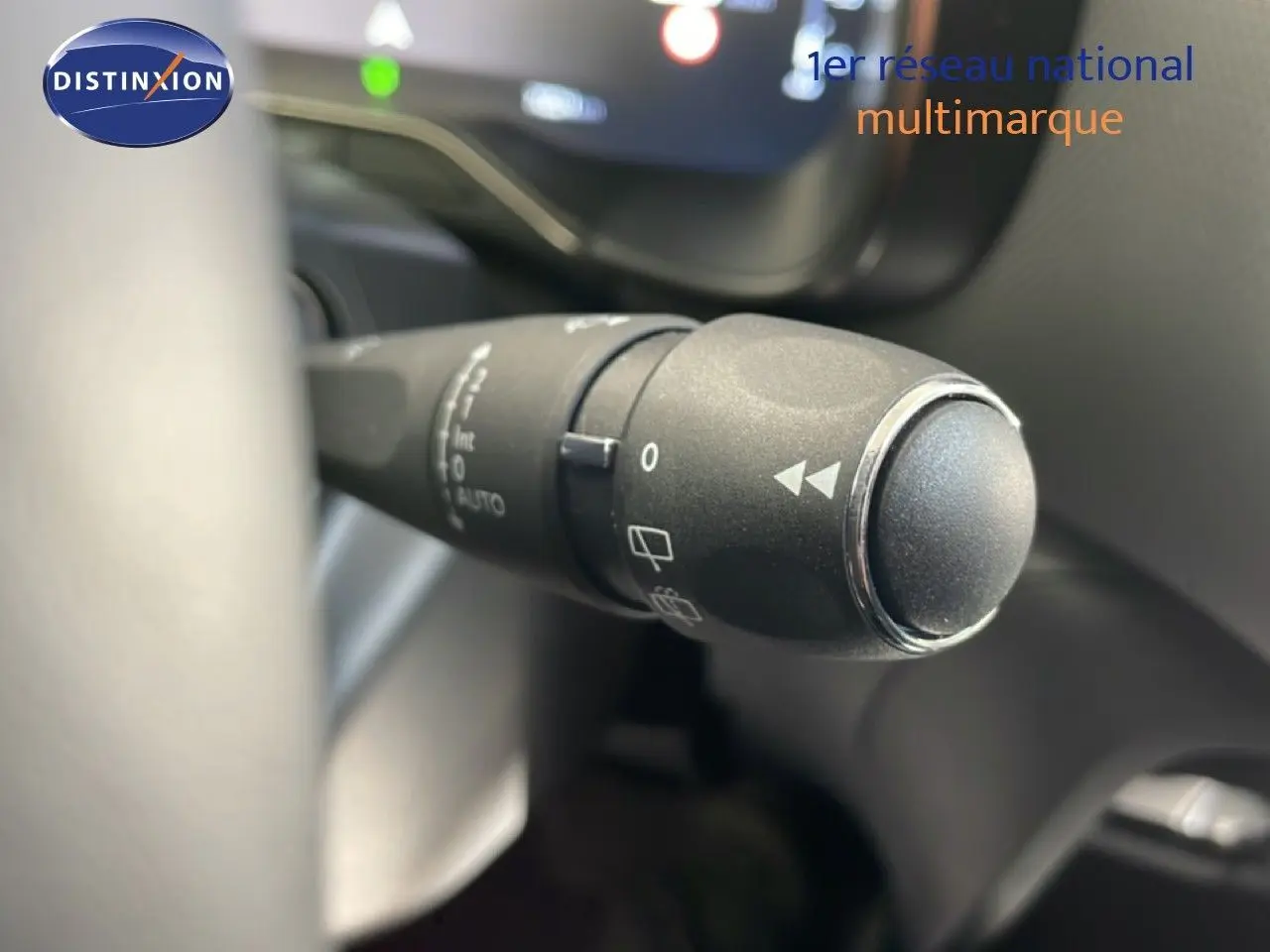 Gros plan sur la manette de commande des essuie-glaces dans l'habitacle du Citroën C5 Aircross gris platinium.