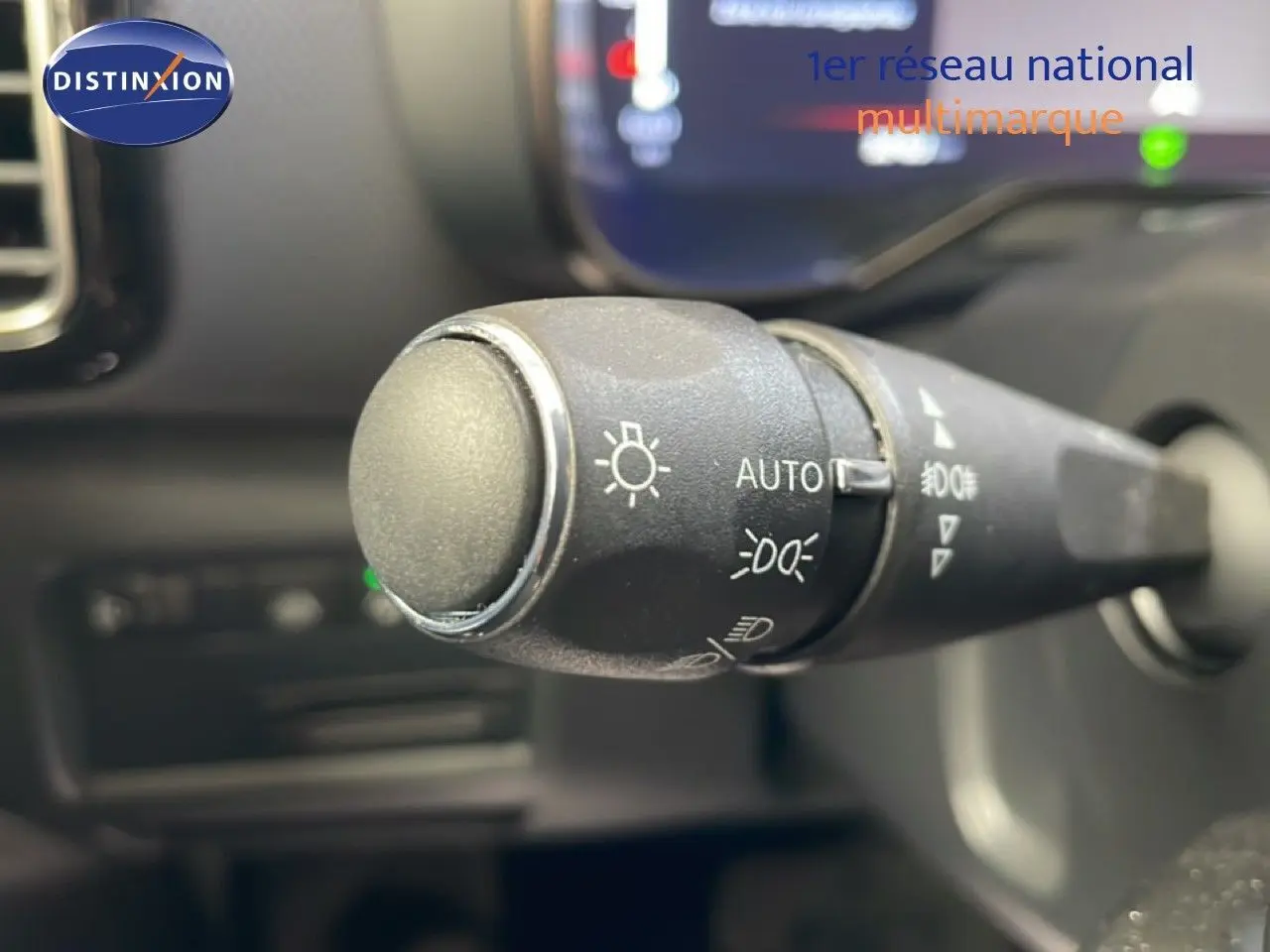 Gros plan sur la commande d’éclairage côté gauche du tableau de bord du Citroën C5 Aircross gris platinium 2025.