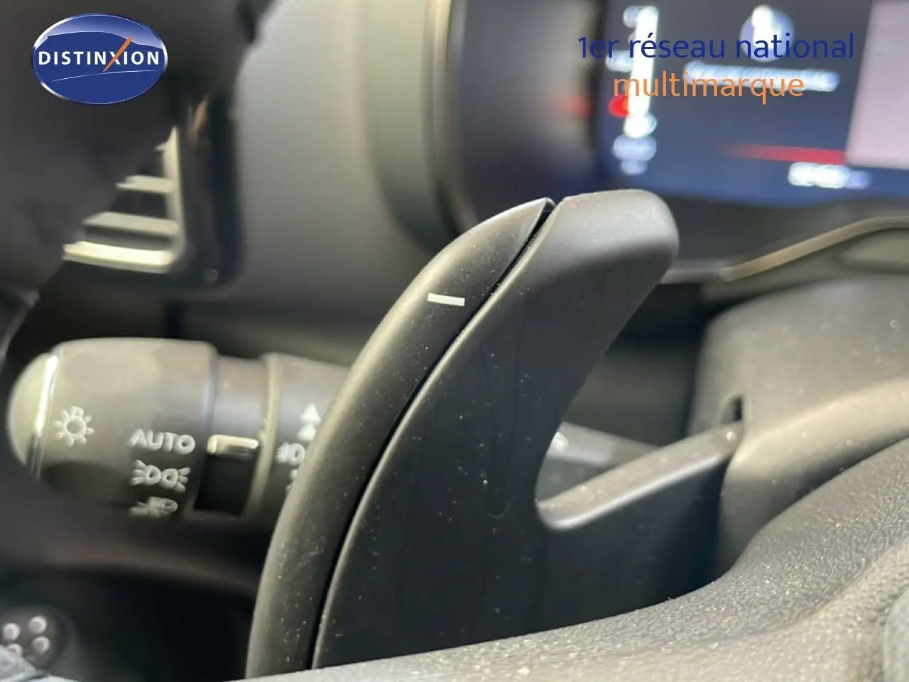 Gros plan sur la palette de changement de vitesse au volant dans l’habitacle du Citroën C5 Aircross gris platinium.