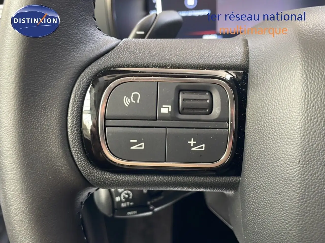 Gros plan sur les commandes du volant du Citroën C5 Aircross gris platinium, boutons de réglage du volume et appels.
