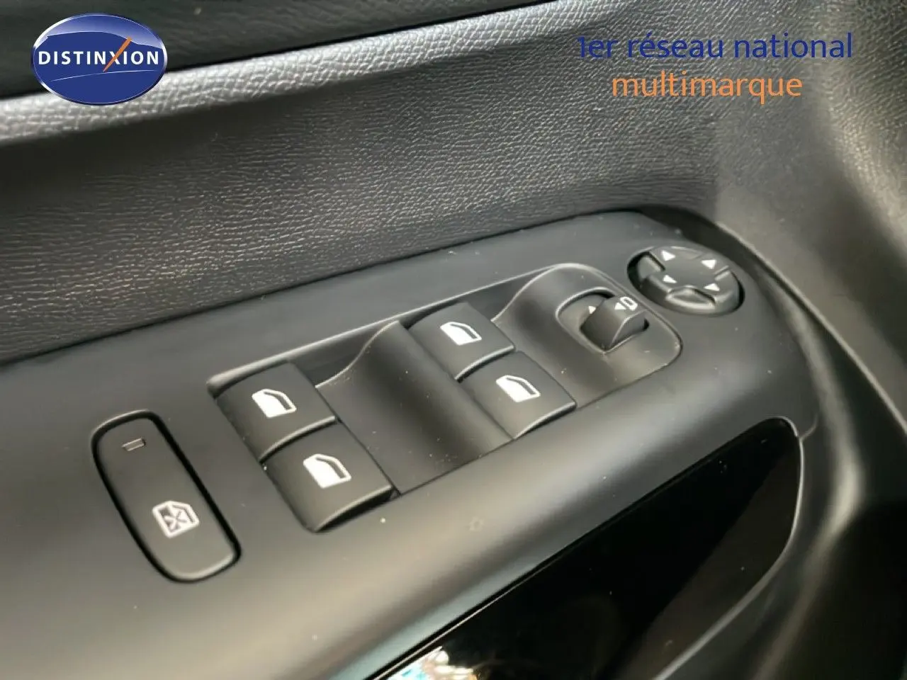 Gros plan sur les commandes des vitres électriques côté gauche du Citroën C5 Aircross 2025 en intérieur noir.