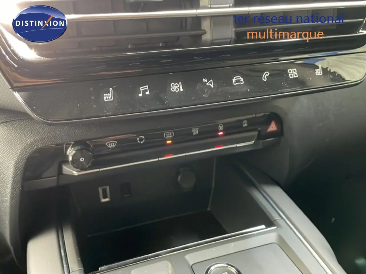 Vue rapprochée de la console centrale du Citroën C5 Aircross gris platinium, avec commandes tactiles et ports USB visibles.