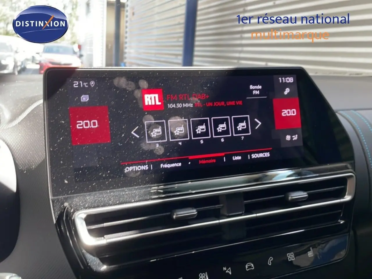 Vue intérieure du tableau de bord du Citroën C5 Aircross gris platinium, avec écran tactile affichant la radio RTL.