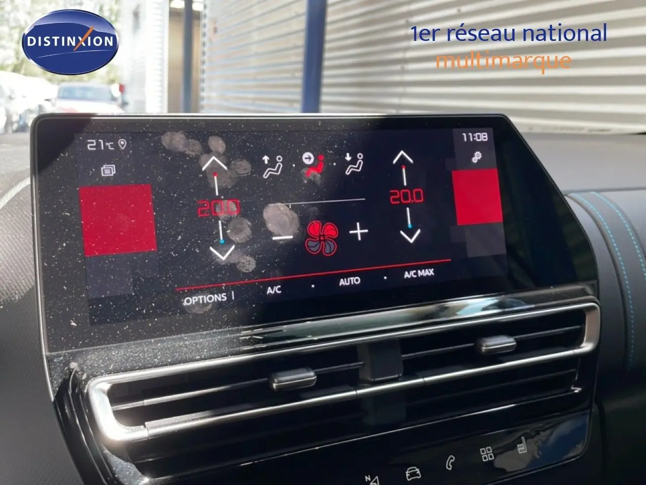 Tableau de bord du Citroën C5 Aircross gris platinium, vue rapprochée de l’écran tactile avec commandes climatisation.