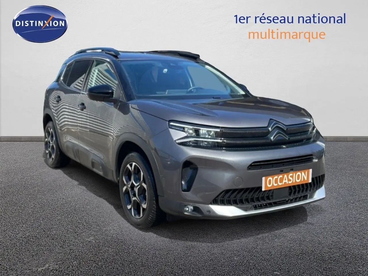Citroën C5 Aircross gris platinium métal, vue 3/4 avant droit, avec jantes bi-ton et calandre distinctive.