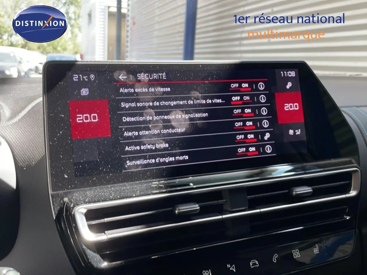 Écran tactile du tableau de bord du Citroën C5 Aircross 2025 affichant les options de sécurité en intérieur noir.