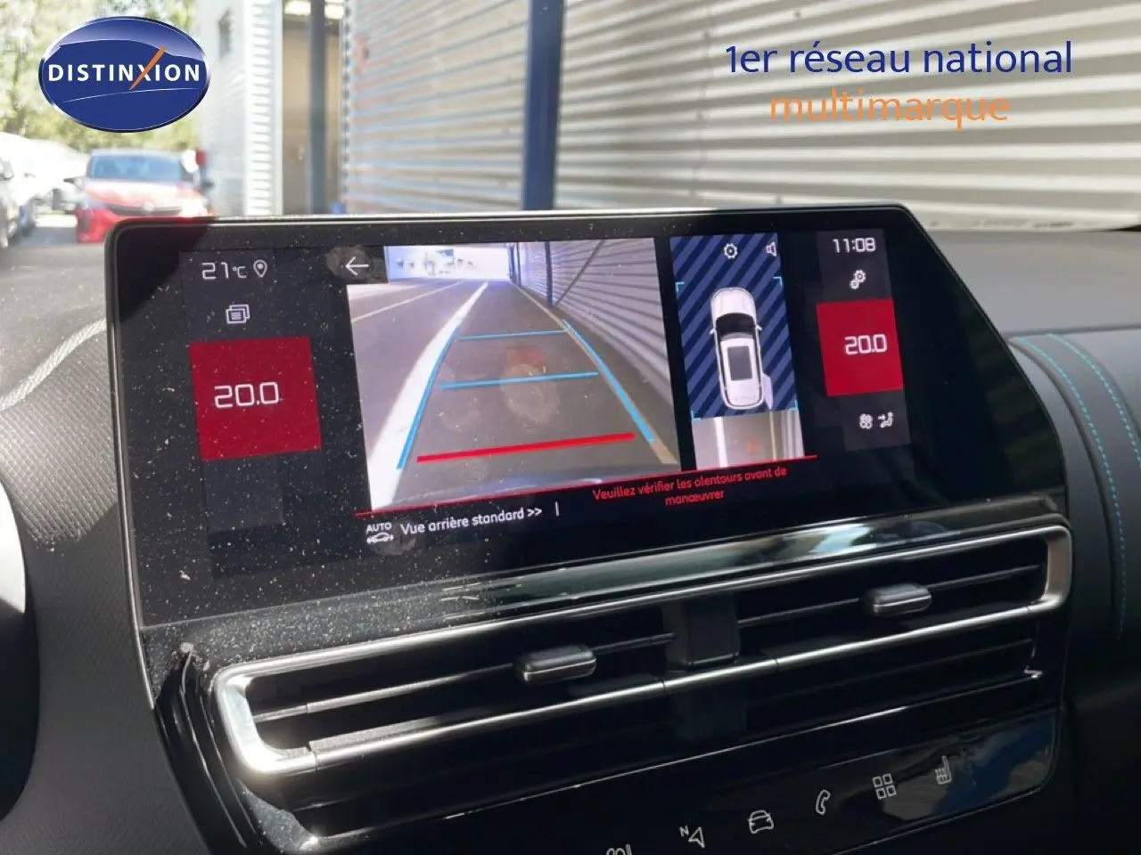 Vue intérieure du tableau de bord du Citroën C5 Aircross 2025, écran tactile affichant la caméra de recul et la température à 20°C.