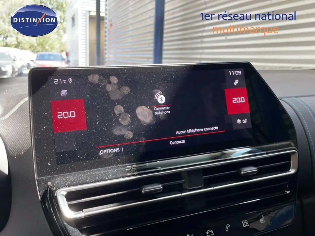 Écran tactile central du tableau de bord du Citroën C5 Aircross 2025, avec traces de doigts visibles.