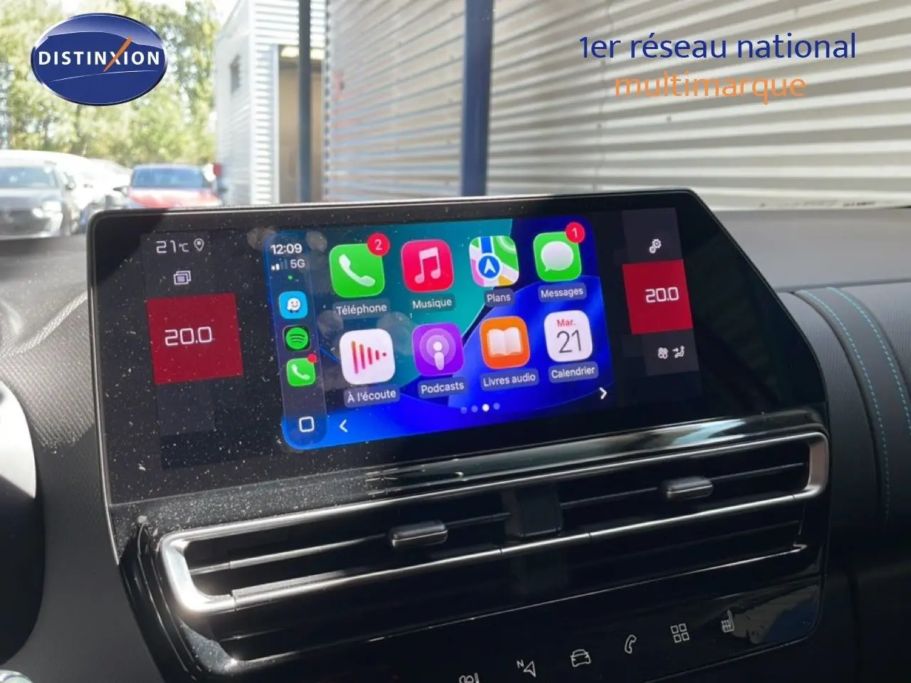Écran tactile central du tableau de bord du Citroën C5 Aircross gris platinium, affichant l'interface multimédia connectée.