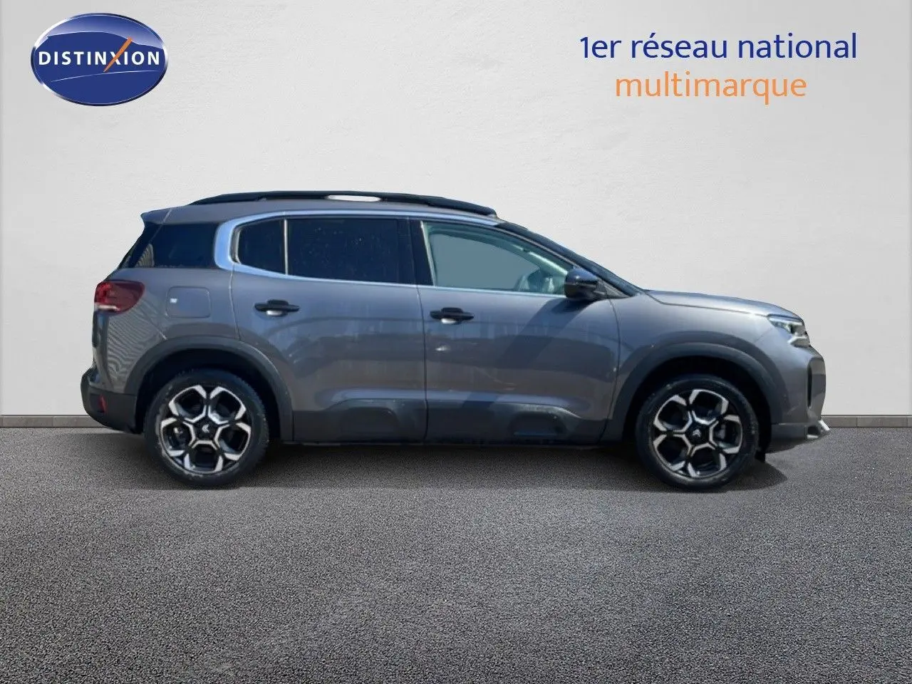 Vue de profil côté gauche du Citroën C5 Aircross gris platinium métal avec jantes bi-ton et toit noir.