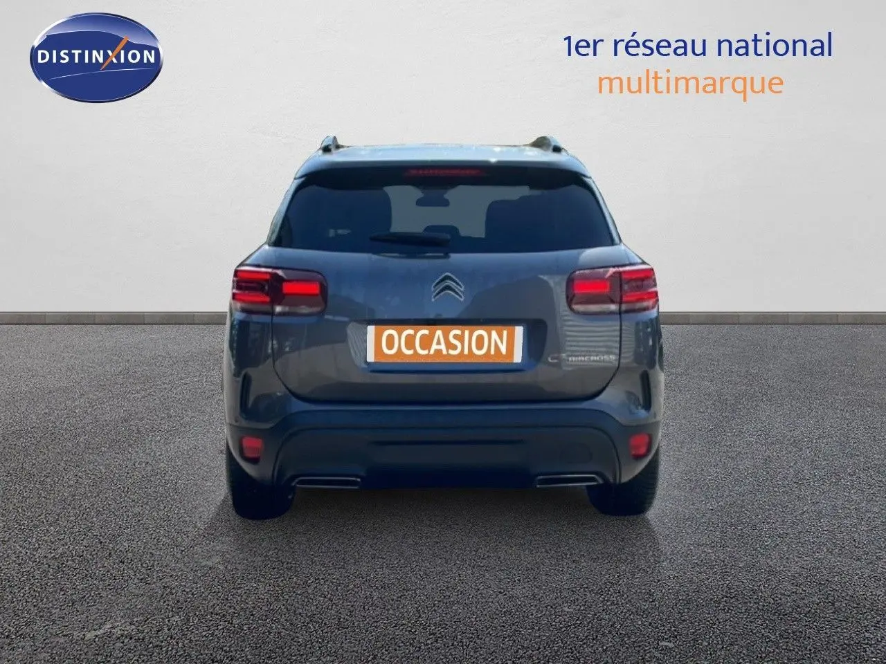 Vue arrière du Citroën C5 Aircross gris platinium métal avec feux LED et plaque d'immatriculation "OCCASION" visible.