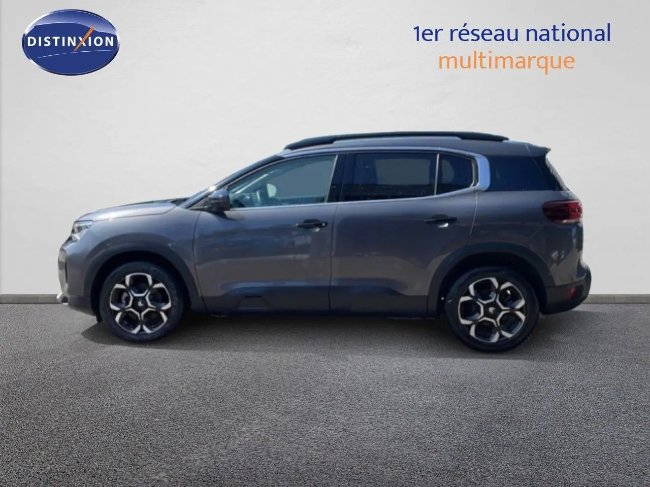 Profil droit du Citroën C5 Aircross 1.2 hybride 145ch gris platinium métal avec jantes bi-ton 18 pouces.