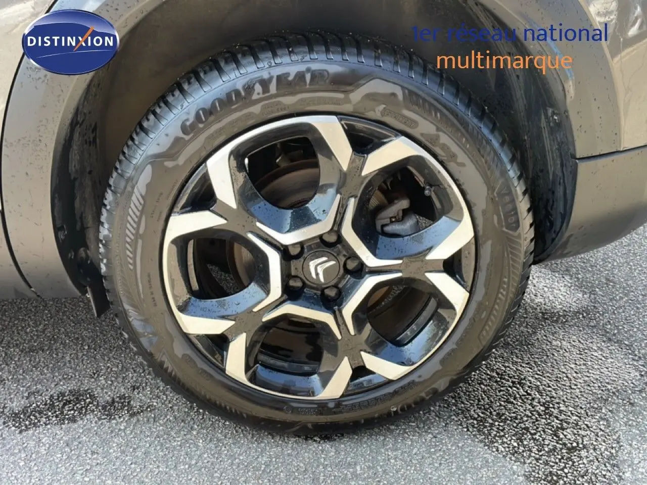 Gros plan sur la roue avant droite du Citroën C5 Aircross gris platinium métal avec jante alliage bicolore.