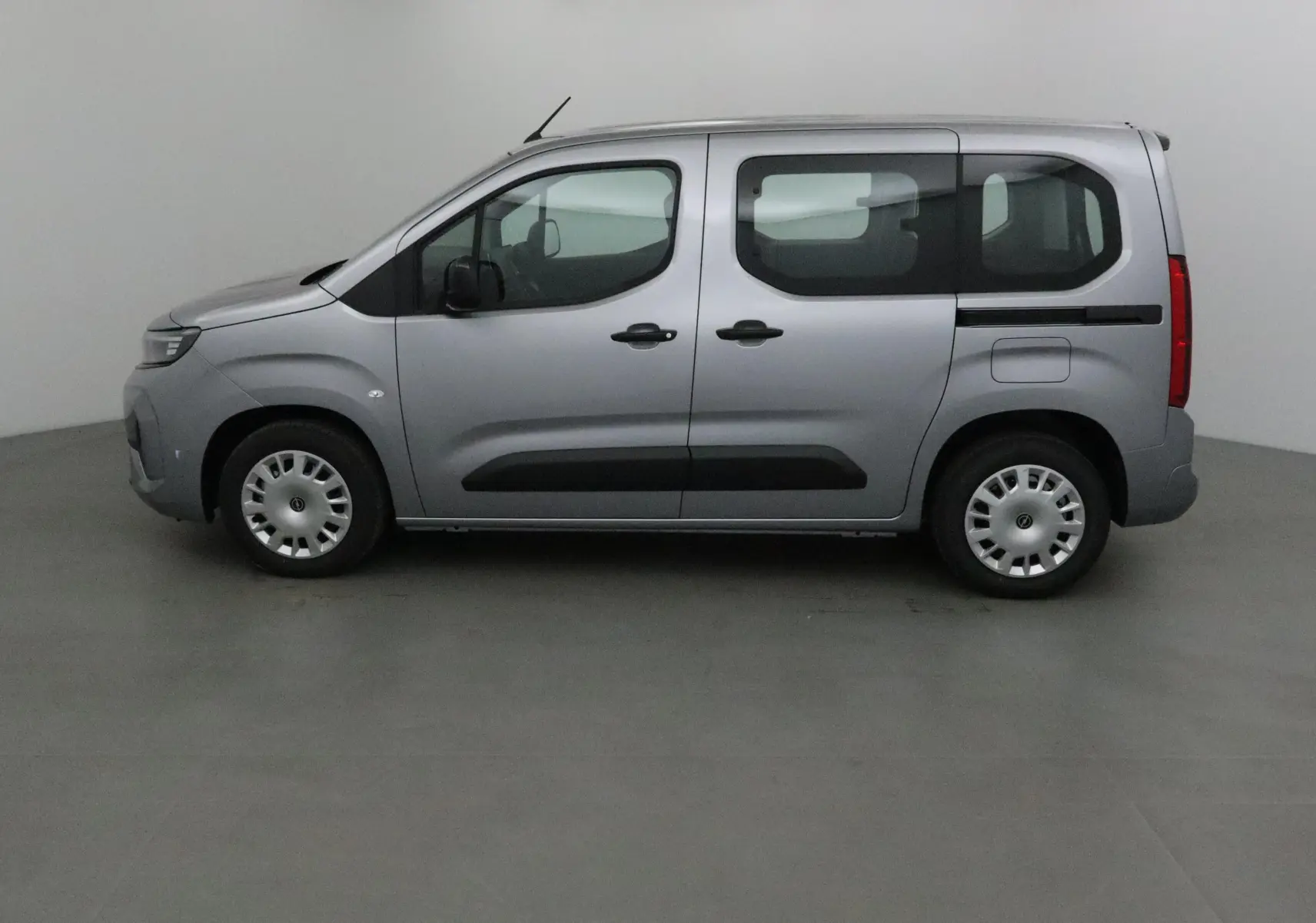 Opel Combo Life gris Artense vu de profil côté gauche, avec portes coulissantes et jantes acier.