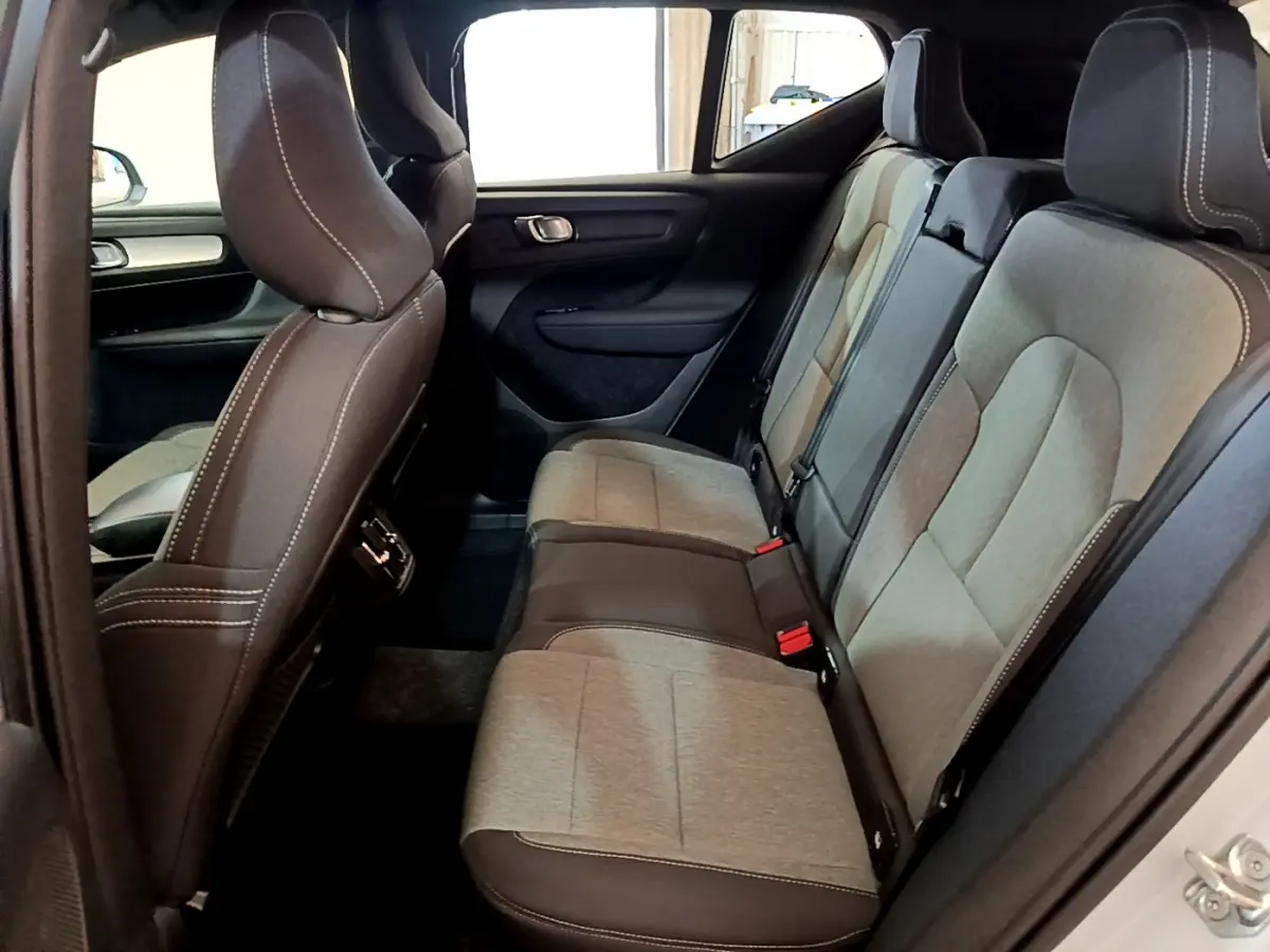 Vue côté droit de l'habitacle arrière du Volvo XC40 T2 2020 avec sièges bi-matière gris clair et foncé.