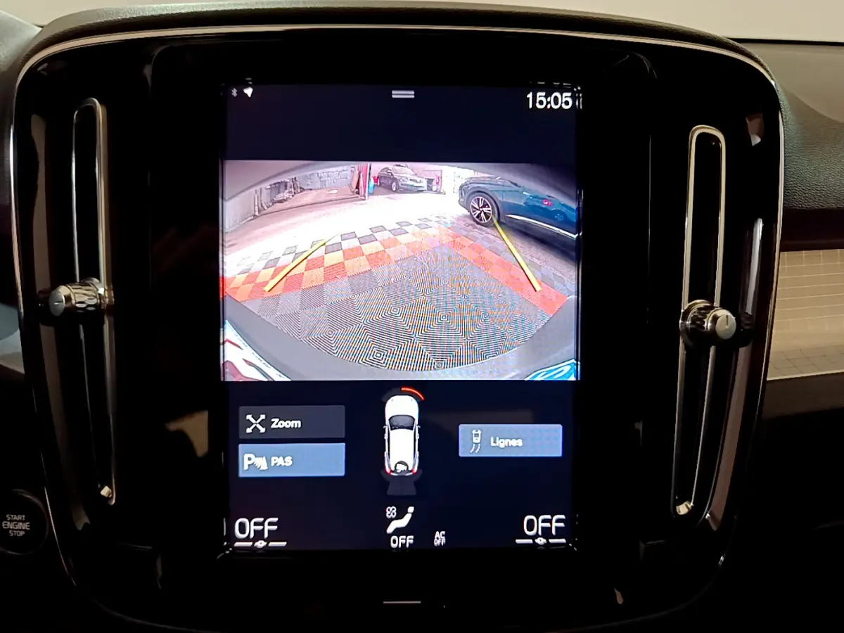 Écran tactile central du Volvo XC40 Momentum 2020 montrant la caméra de recul avec guidage de trajectoire.