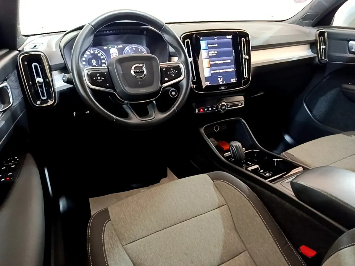 Intérieur du Volvo XC40 T2 2020 vu côté conducteur, tableau de bord noir avec écran tactile central et sièges gris clair.