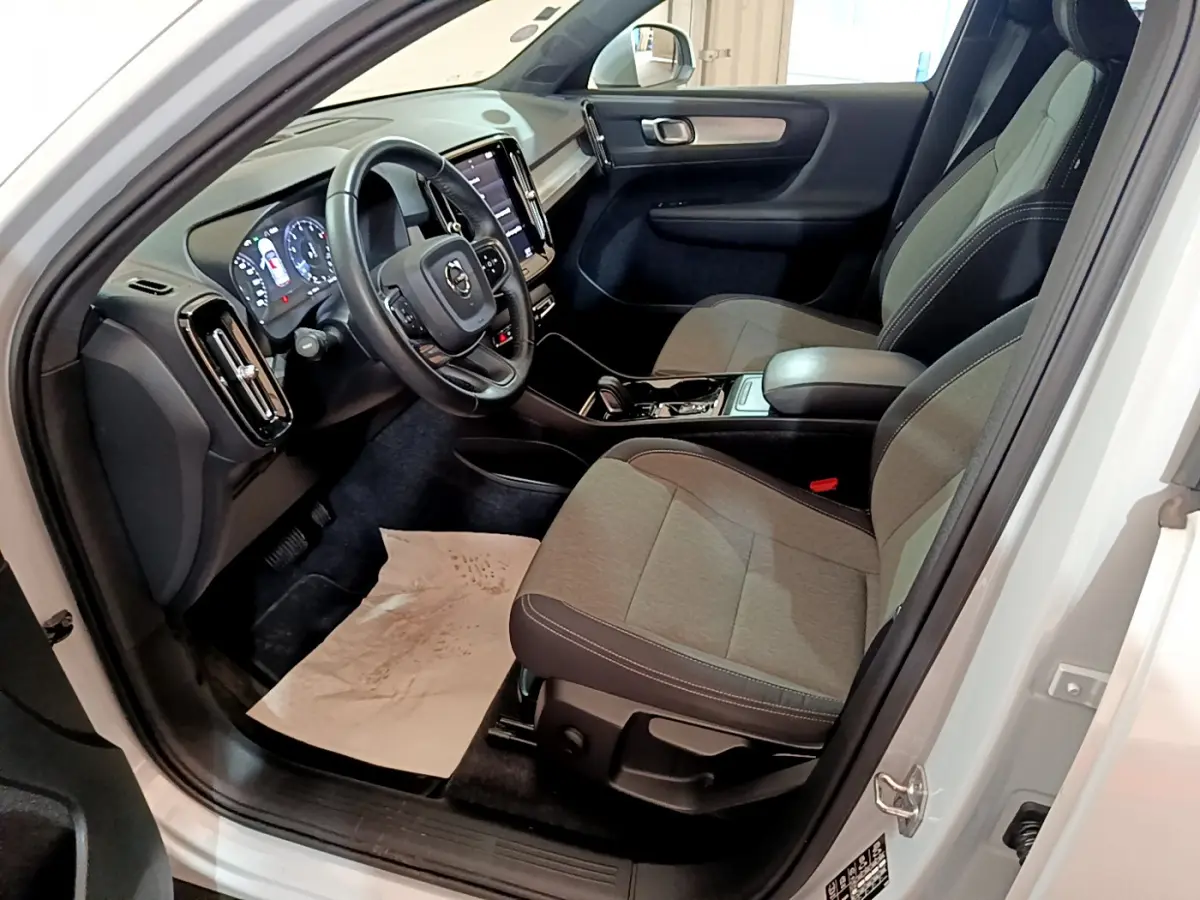Intérieur côté conducteur du Volvo XC40 T2 2020, sièges gris, volant cuir, tableau de bord digital et écran tactile central.