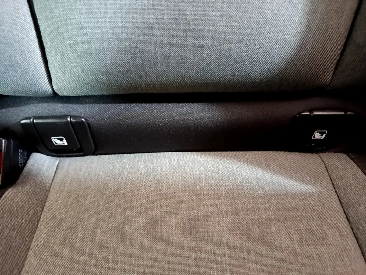Détail des fixations Isofix sur la banquette arrière en tissu gris clair du Volvo XC40 T2 Momentum 2020.