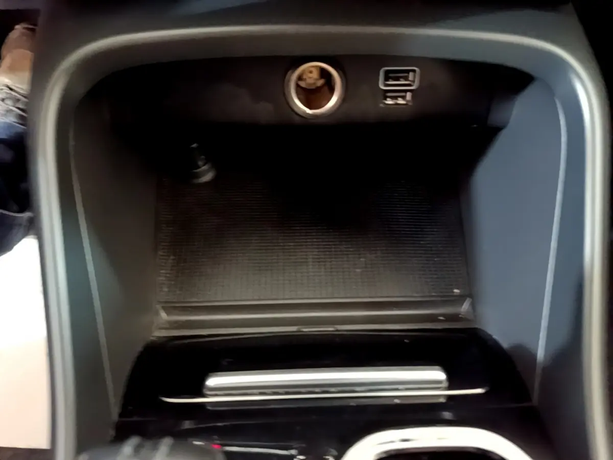 Prise USB et allume-cigare dans le rangement central noir du Volvo XC40 T2 Momentum 2020.