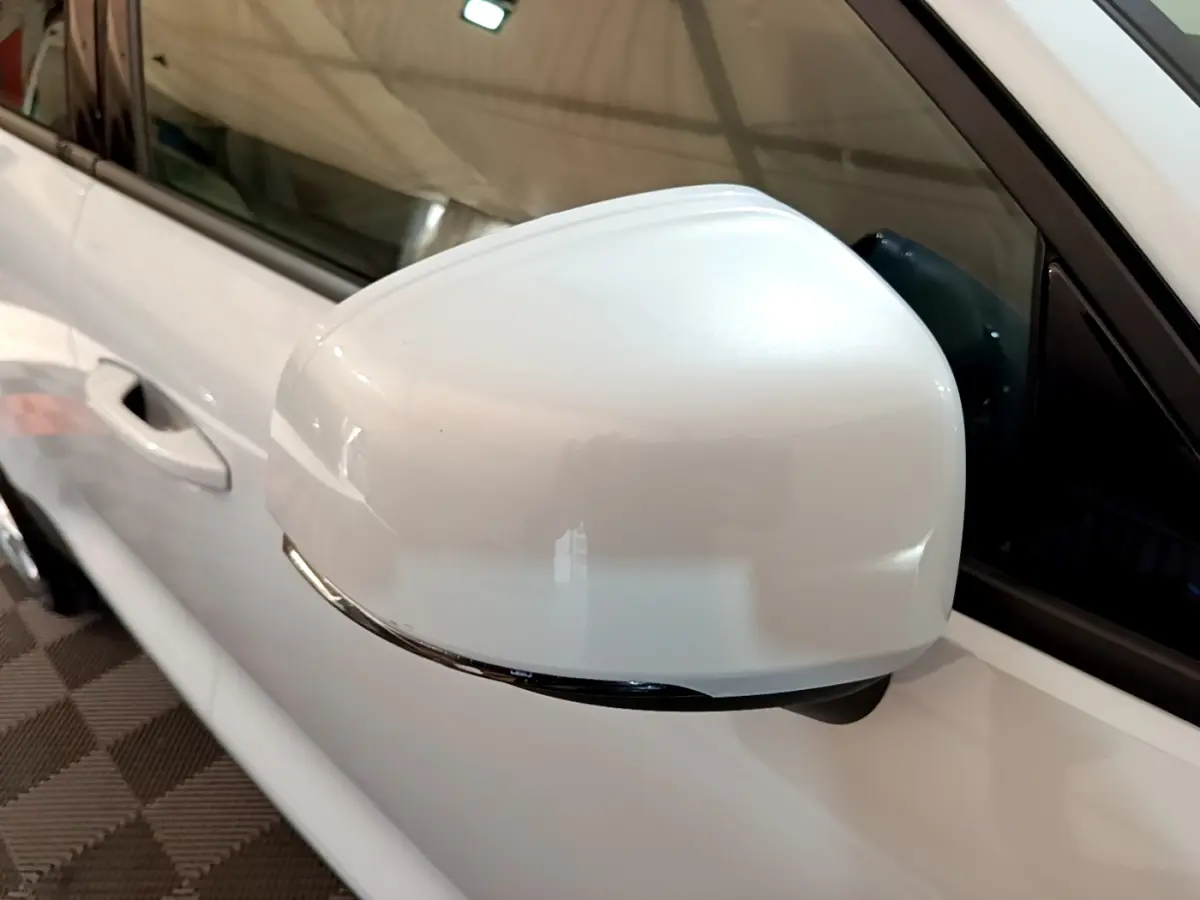 Gros plan sur le rétroviseur côté gauche gris clair du Volvo XC40 T2 Momentum 2020 avec clignotant intégré.