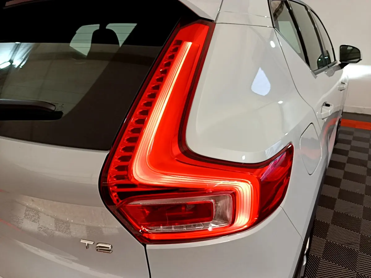 Feu arrière droit allumé sur Volvo XC40 T2 gris clair, vue rapprochée du coin arrière droit du véhicule.