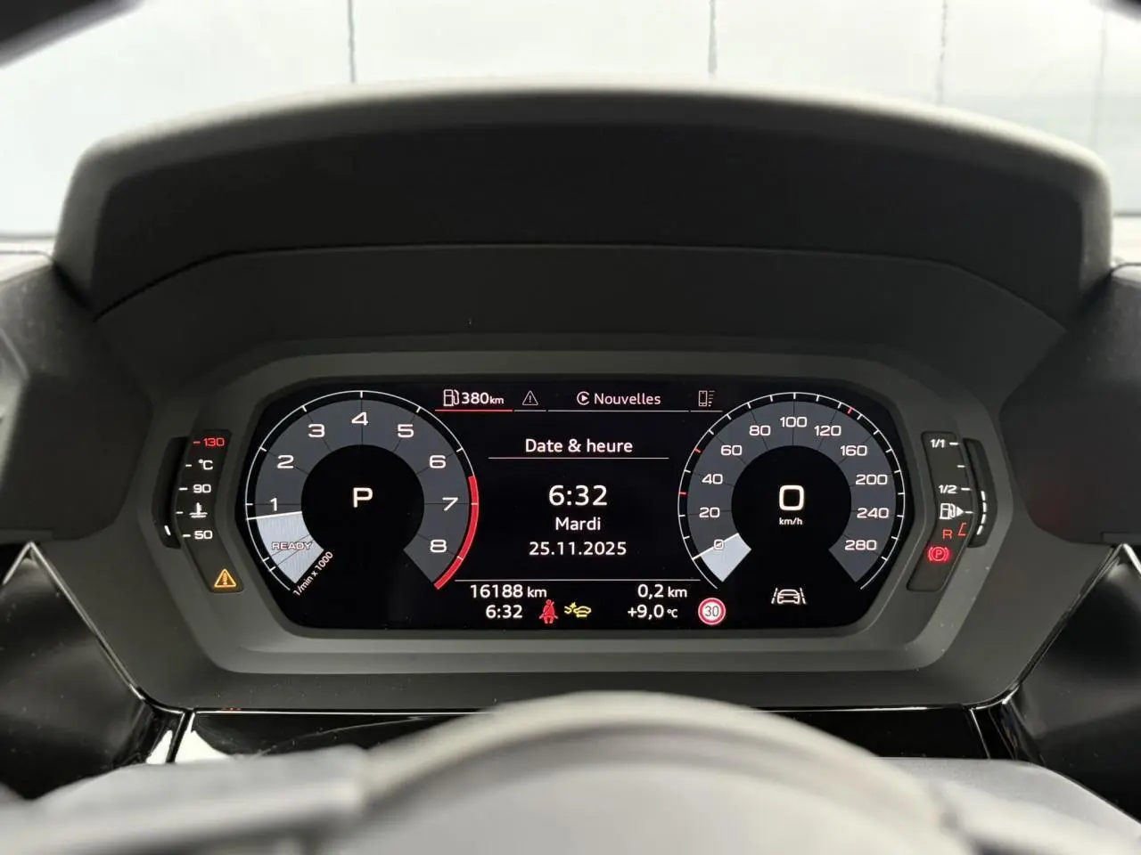 Vue rapprochée du tableau de bord numérique de l'Audi A3 Berline 2024 affichant la vitesse, le régime moteur et la date.