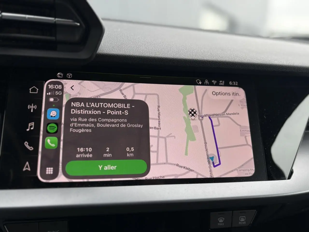 Écran tactile central de l'Audi A3 Berline 2024 affichant la navigation avec itinéraire et applications connectées.